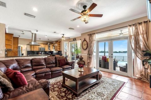 Купить виллу или дом в Пемброк-Пайнс, Флорида 4 спальни, 342.44м2, № 2029454 - фото 9