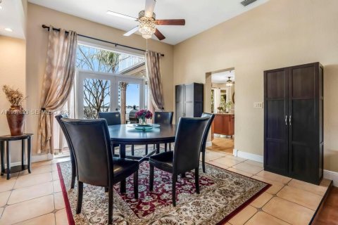 Купить виллу или дом в Пемброк-Пайнс, Флорида 4 спальни, 342.44м2, № 2029454 - фото 11