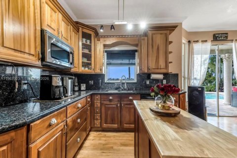 Купить виллу или дом в Пемброк-Пайнс, Флорида 4 спальни, 342.44м2, № 2029454 - фото 6