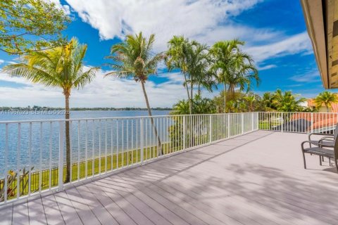 Купить виллу или дом в Пемброк-Пайнс, Флорида 4 спальни, 342.44м2, № 2029454 - фото 25