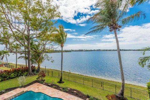 Купить виллу или дом в Пемброк-Пайнс, Флорида 4 спальни, 342.44м2, № 2029454 - фото 3