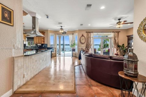 Купить виллу или дом в Пемброк-Пайнс, Флорида 4 спальни, 342.44м2, № 2029454 - фото 8