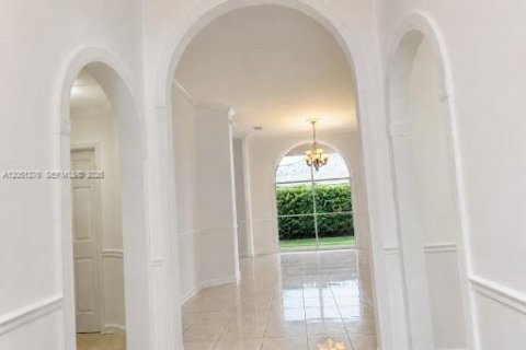 House in Miami, Florida 4 bedrooms, 186.18 sq.m. № 2248062 - photo 6