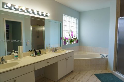 House in Miami, Florida 4 bedrooms, 186.18 sq.m. № 2248062 - photo 16