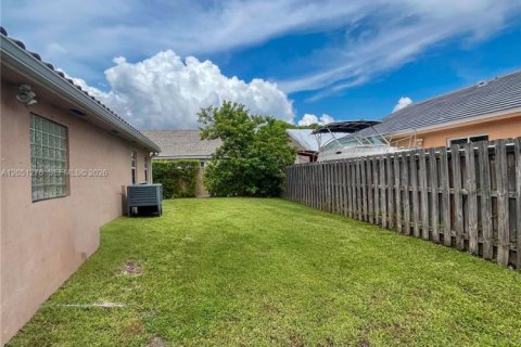 House in Miami, Florida 4 bedrooms, 186.18 sq.m. № 2248062 - photo 30