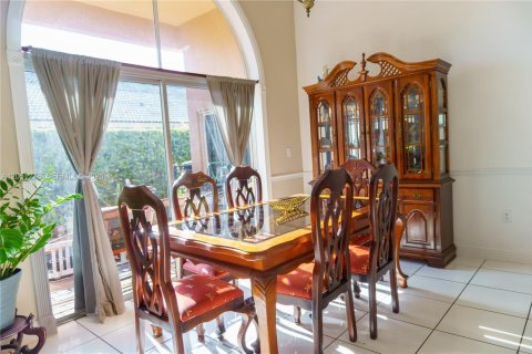 House in Miami, Florida 4 bedrooms, 186.18 sq.m. № 2248062 - photo 19