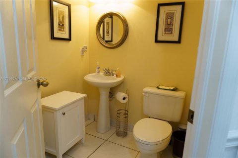 House in Miami, Florida 4 bedrooms, 186.18 sq.m. № 2248062 - photo 12