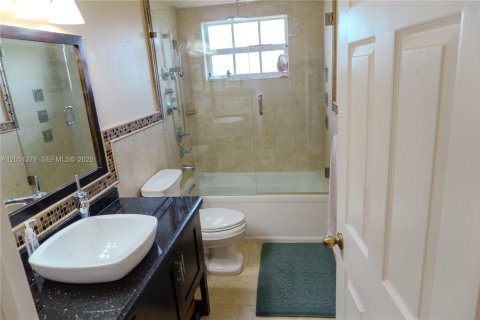 House in Miami, Florida 4 bedrooms, 186.18 sq.m. № 2248062 - photo 11