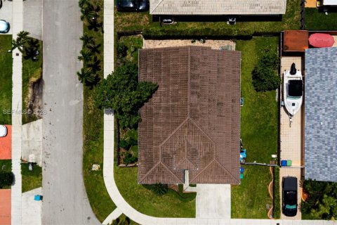 House in Miami, Florida 4 bedrooms, 186.18 sq.m. № 2248062 - photo 3