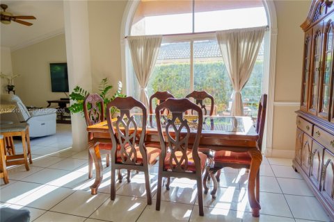 House in Miami, Florida 4 bedrooms, 186.18 sq.m. № 2248062 - photo 20