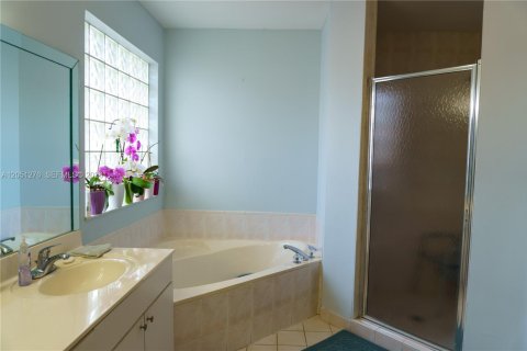 House in Miami, Florida 4 bedrooms, 186.18 sq.m. № 2248062 - photo 17