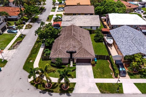 House in Miami, Florida 4 bedrooms, 186.18 sq.m. № 2248062 - photo 2