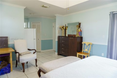 House in Miami, Florida 4 bedrooms, 186.18 sq.m. № 2248062 - photo 14