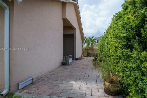 House in Miami, Florida 4 bedrooms, 186.18 sq.m. № 2248062 - photo 28
