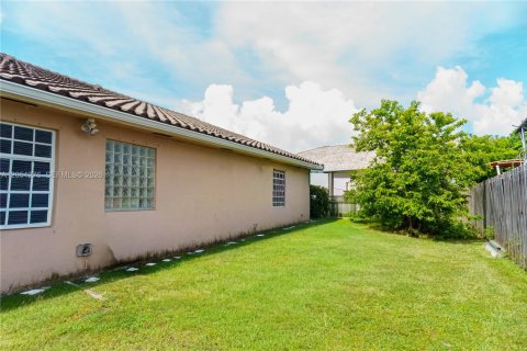 House in Miami, Florida 4 bedrooms, 186.18 sq.m. № 2248062 - photo 29