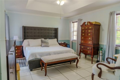 House in Miami, Florida 4 bedrooms, 186.18 sq.m. № 2248062 - photo 13