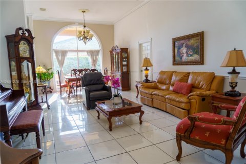 House in Miami, Florida 4 bedrooms, 186.18 sq.m. № 2248062 - photo 9