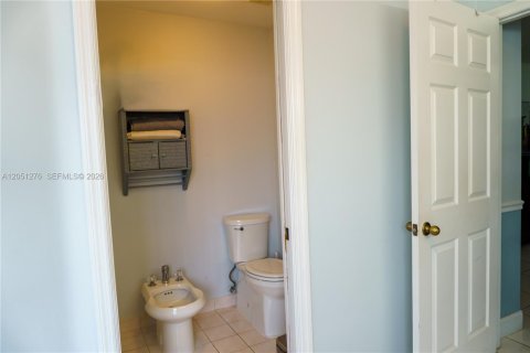 House in Miami, Florida 4 bedrooms, 186.18 sq.m. № 2248062 - photo 18