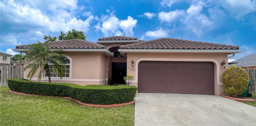 House in Miami, Florida 4 bedrooms, 186.18 sq.m. № 2248062