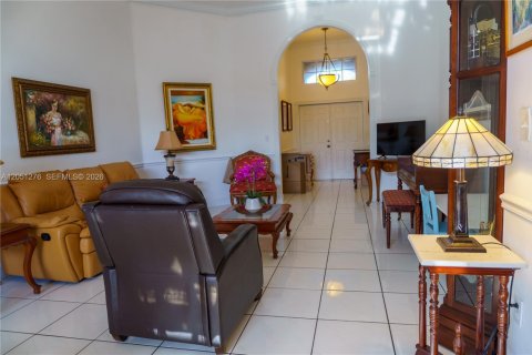 House in Miami, Florida 4 bedrooms, 186.18 sq.m. № 2248062 - photo 7