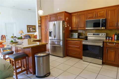 House in Miami, Florida 4 bedrooms, 186.18 sq.m. № 2248062 - photo 23