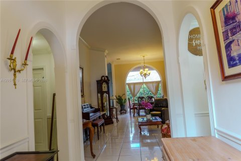 House in Miami, Florida 4 bedrooms, 186.18 sq.m. № 2248062 - photo 5