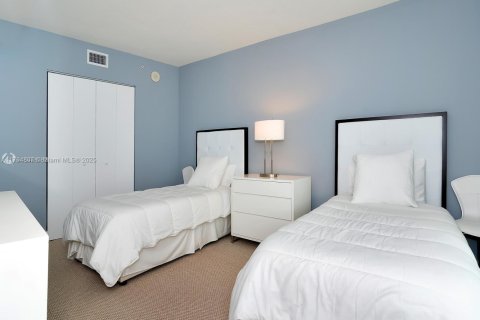 Condo in Sunny Isles Beach, Florida, 3 bedrooms  № 2012746 - photo 17