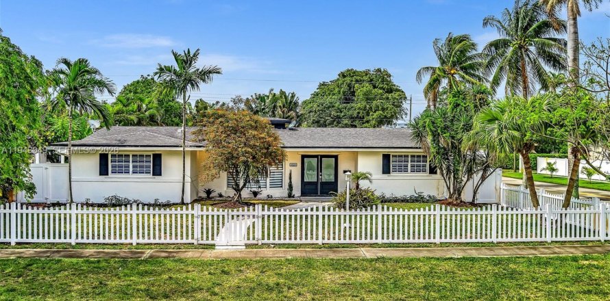 Дом в Холливуд, Флорида 7 спален, 277.96м2 № 2004079