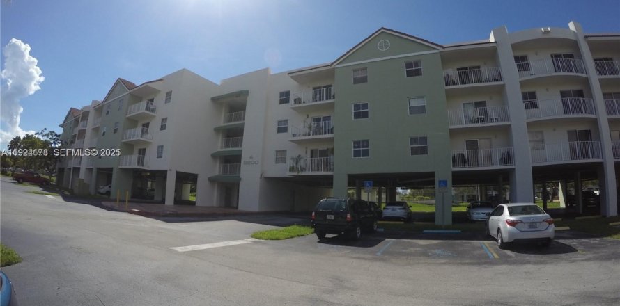 Villa ou maison à Cutler Bay, Floride 2 chambres, 91.04 m2 № 1984240