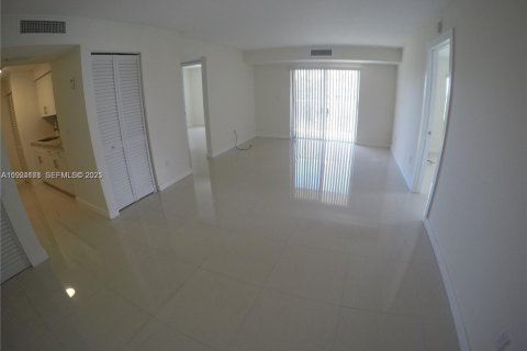Villa ou maison à louer à Cutler Bay, Floride: 2 chambres, 91.04 m2 № 1984240 - photo 4