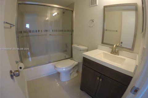 Villa ou maison à louer à Cutler Bay, Floride: 2 chambres, 91.04 m2 № 1984240 - photo 6