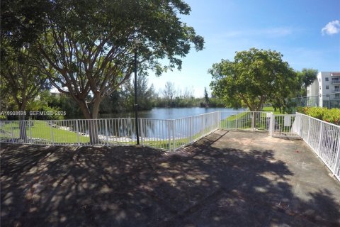 Villa ou maison à louer à Cutler Bay, Floride: 2 chambres, 91.04 m2 № 1984240 - photo 10