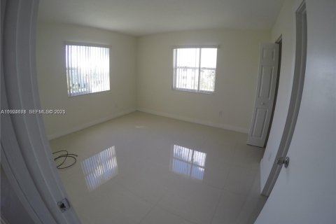 Villa ou maison à louer à Cutler Bay, Floride: 2 chambres, 91.04 m2 № 1984240 - photo 5