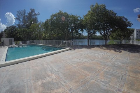 Villa ou maison à louer à Cutler Bay, Floride: 2 chambres, 91.04 m2 № 1984240 - photo 9