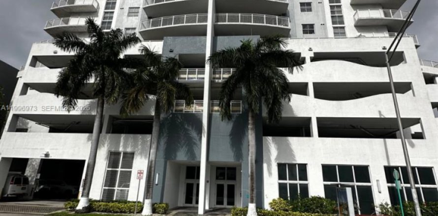 Condominio en Miami, Florida, 1 dormitorio  № 2066096