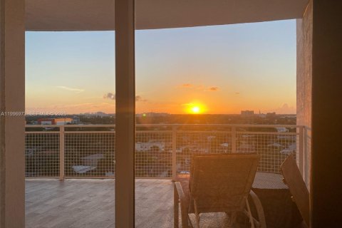 Condominio en alquiler en Miami, Florida, 1 dormitorio, 63.73 m2 № 2066096 - foto 2