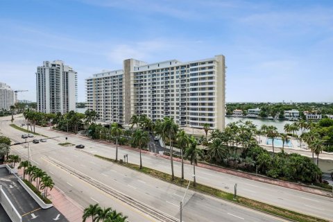 Condo in Miami Beach, Florida, 2 bedrooms  № 1890111 - photo 20