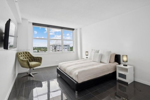 Condo in Miami Beach, Florida, 2 bedrooms  № 1890111 - photo 17