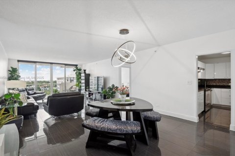 Condo in Miami Beach, Florida, 2 bedrooms  № 1890111 - photo 10