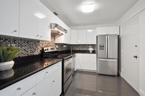 Condo in Miami Beach, Florida, 2 bedrooms  № 1890111 - photo 12