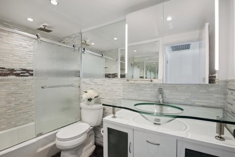 Condo in Miami Beach, Florida, 2 bedrooms  № 1890111 - photo 16