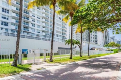 Condo in Miami Beach, Florida, 2 bedrooms  № 1890111 - photo 25