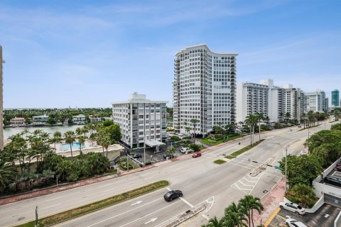 Condo in Miami Beach, Florida, 2 bedrooms  № 1890111 - photo 21