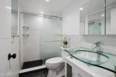 Condo in Miami Beach, Florida, 2 bedrooms  № 1890111 - photo 19