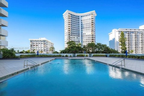 Condo in Miami Beach, Florida, 2 bedrooms  № 1890111 - photo 23
