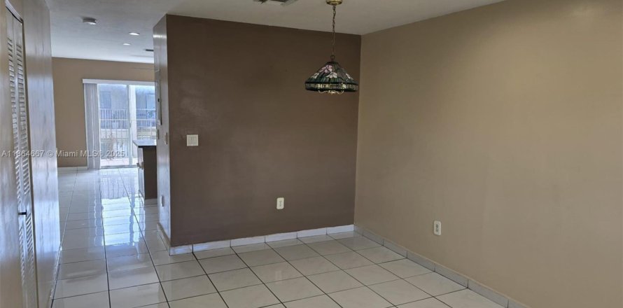 Touwnhouse à Hialeah Gardens, Floride 2 chambres, 116.13 m2 № 1892782
