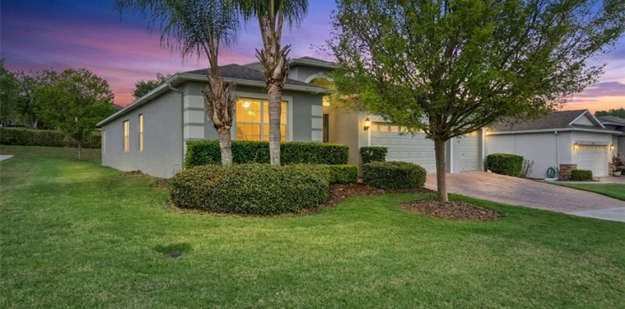 House in Clermont, Florida 3 bedrooms, 237.27 sq.m. № 2209395