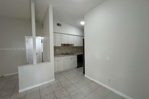 Villa ou maison à louer à Fort Lauderdale, Floride: 3 chambres, 90.58 m2 № 1987759 - photo 7