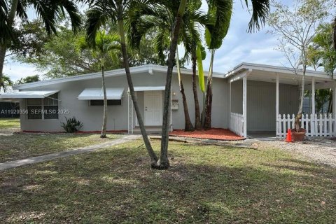 Villa ou maison à louer à Fort Lauderdale, Floride: 3 chambres, 90.58 m2 № 1987759 - photo 1