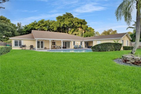 House in Miami, Florida 6 bedrooms, 274.9 sq.m. № 1977851 - photo 1